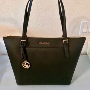 Michael Kors purse like new!💜💜
